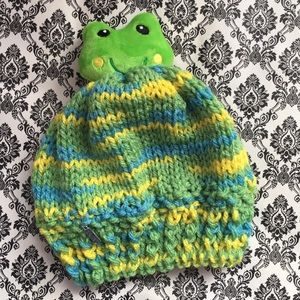 Cute little frog hat new  100% Acrylic